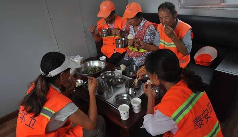为环卫工人提供午餐